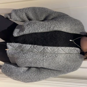 Grå teddyjacka med dragkedja - Grå teddy jacka från H&M. Passar S/M