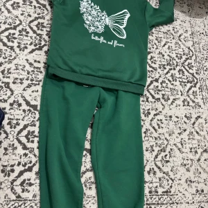 Gröna mjukisbyxor med snörning - Säljer ett par gröna mjukisbyxor med elastisk midja och snörning. Byxorna har en relaxed passform och är gjorda i mjukt material, perfekta för chill dagar. Färgen är djup grön och tyget känns skönt mot huden.