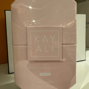 Kayali Yum Boujee Marshmallow 81 Intense - 100 ml Eau de Parfum med noter av freesia, jordgubb, rosa marshmallow, krämig kokos, vispad vanilj och rosa mysk. Perfekt för dig som gillar söta och lekfulla dofter. Tillverkad i UAE.