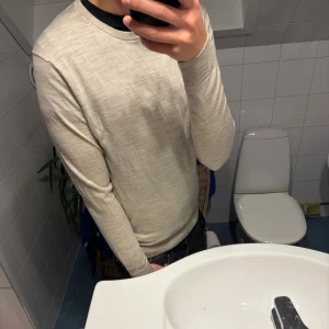 Slimfit Selected Merino Tröja - Tja! Säljer en as fet Selected Homme stickad tröja i 100% Merinoull. Otroligt skönt material och as bra passform, Sitter Slimfit. 10/10 Skick. Hör av dig vid minsta fundering!