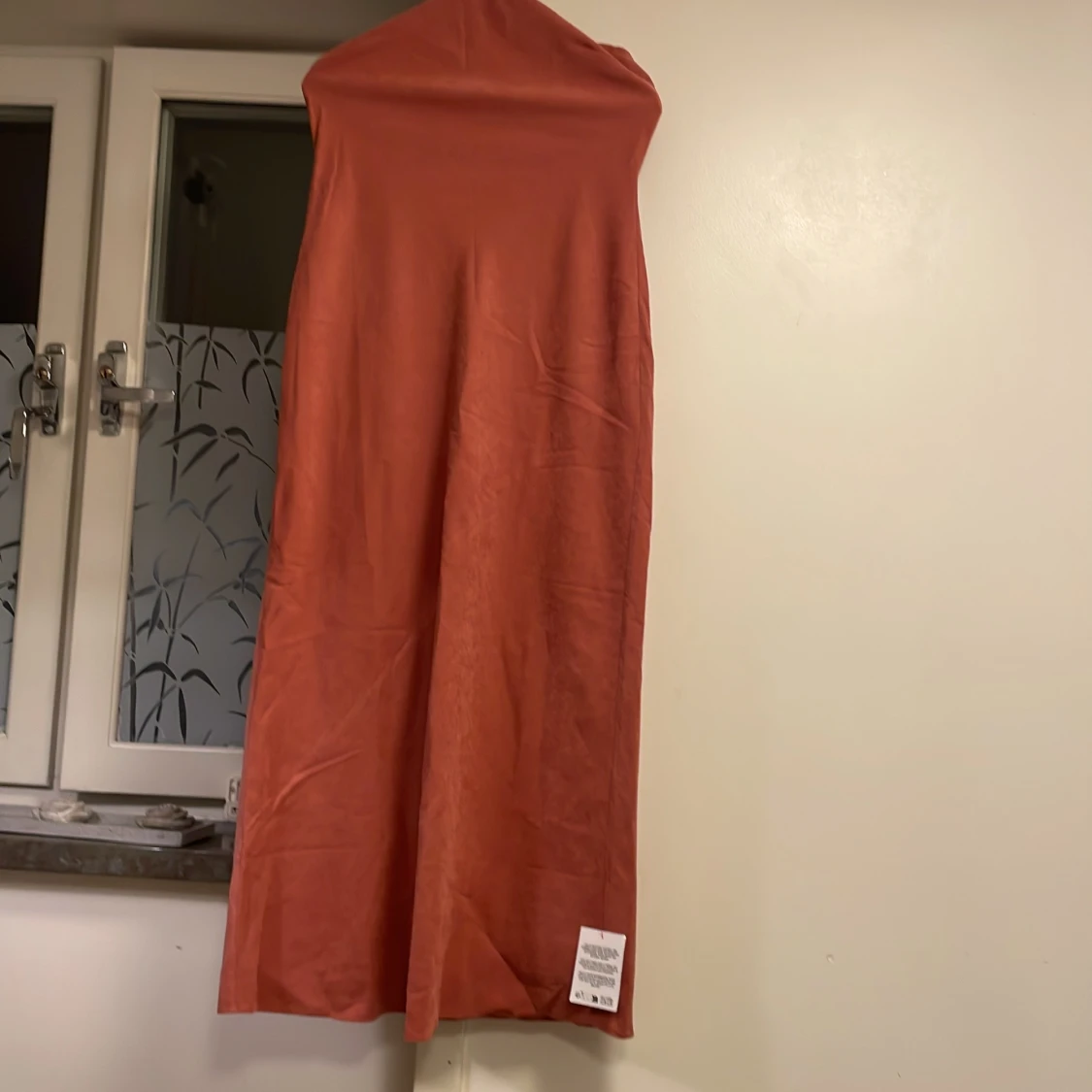 Rostfärgad midiklänning med bandeau-ringning - 3