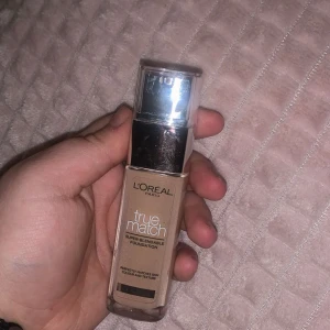 L'Oréal True Match Foundation 5.R/5.C - True Match Super-Blendable Foundation från L'Oréal Paris i nyansen 5.R/5.C med kall underton. Kommer i en stilren glasflaska med pump och silvrigt lock. Perfekt för dig som vill ha en naturlig finish och jämn hudton. Helt ny
