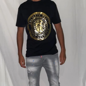Balmain tshirt strl S - Helt ny. Fin replika med grym kvalitet. Modellen är 175cm lång. Pris: 999kr. Först till kvarn. Skickas direkt inom 24h.