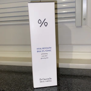 Dr.Ceuracle Hyal Reyouth BHA 2% Tonic - Dr.Ceuracle Hyal Reyouth BHA 2% Tonic är en exfolierande toner som jämnar ut hudtonen och ger glow. Kommer i en vit förpackning med blå text, innehåller 100 ml. Perfekt för dig som vill ha fräsch och klar hud.