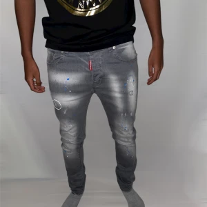 Dsquared jeans strl 44 grå - Helt ny. Fin replika med grym kvalitet. Modellen är 175cm lång. Pris: 1299kr. Först till kvarn. Skickas direkt inom 24h