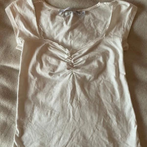 Vit topp med spets och rosett  - Supersöt vit topp från lager 157 i storlek XS💕