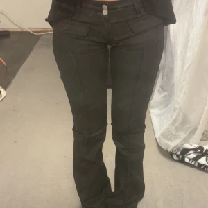 Skinn byxor från Nelly - Storlek 32, passar mig som är 167, väl använda men fortfarande fina!