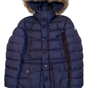 Cluny parka  - Moncler cluny, size 2 fits S/M navy blue. Price 7990kr. Finns, att köpa på våran hemsida, Fashionels.com