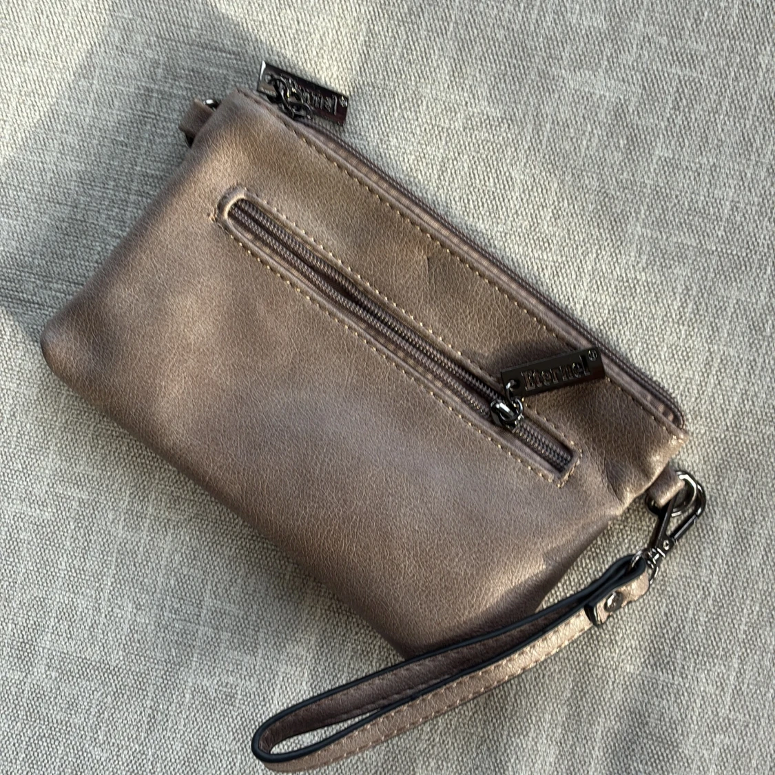 Brun kuvertväska med strassvingar - 1