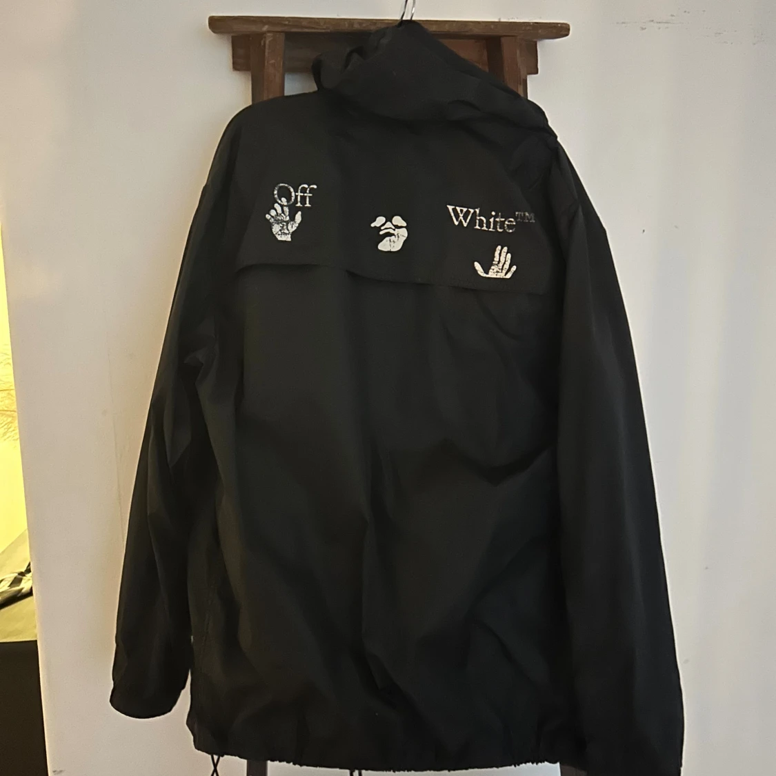 Svart vindjacka från Off-White - 1