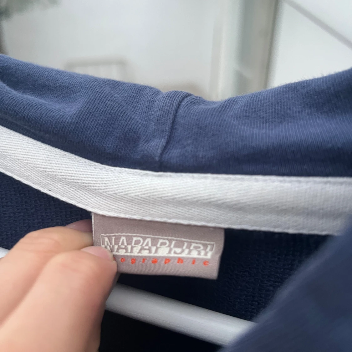 Blå hoodie från Napapijri med norsk flagga - 3