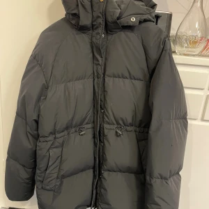 Dunjacka & Other Stories - En svart dunjacka från & other Stories, tyvärr en trasig knapp annars i bra skick. Nypris ca 2000.🌸