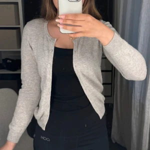 Ljusgrå kofta  - Ljusgrå kofta från Rosemunde med rund hals och knappar framtill. Super snygg att ha över en fin topp!! Köp direkt för 59kr via köp nu💞💞