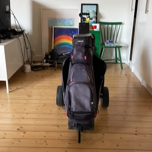 Golfvagn med golfbag - Stabil golfvagn med tillhörande Axglo golfbag. Flera fack för klubbor och tillbehör, robusta hjul och bekvämt handtag. Väskan har gott om förvaringsutrymme och är i bra skick utan skador. Både bag och vagn blir 1550kr men man kan förhandla