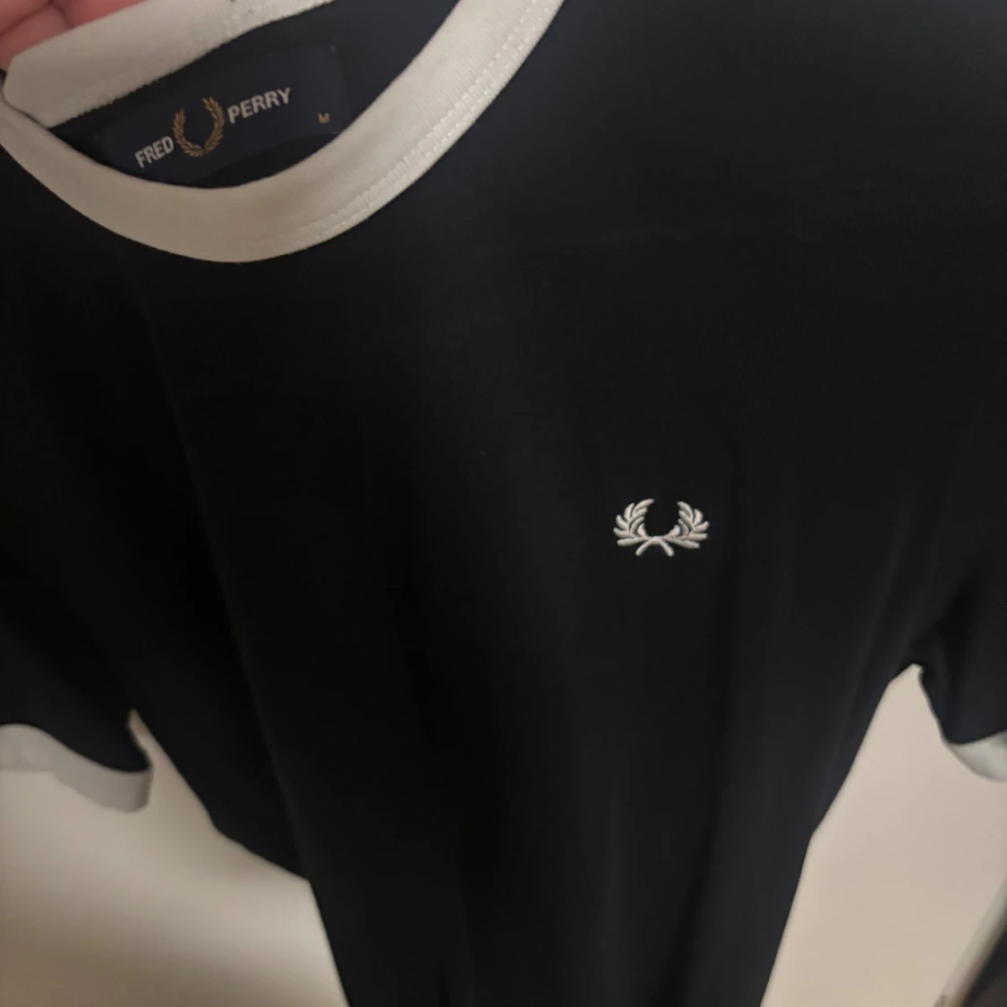 Svart Fred Perry t-shirt med vita detaljer - 2