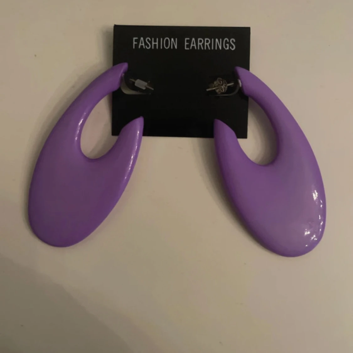 Lila statement örhängen