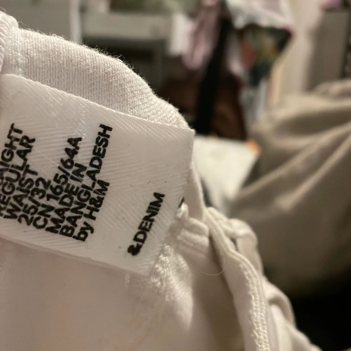 Vita bootcut jeans med svart slits - 2