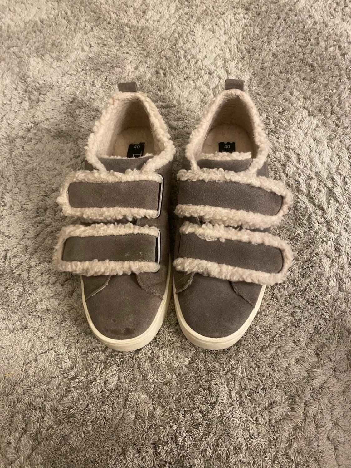 Grå sneakers med fuskpäls och kardborre