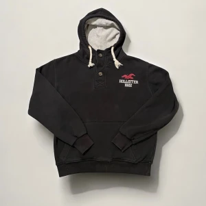 Hollister hoodie med knappar -    Märke: Hollister *   Pris: 549kr *   Storlek: L men sitter som M *   Skick: Mycket bra, saknar en knapp vid halsen  *   Mått: 65cm lång och 49 från axel till axel *   Övrigt:     *   Frågor och erbjudanden: Kontakta mig     *   Erbjudande: Spara upp till 20% genom     att köpa fler produkter🙌