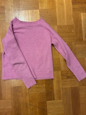 Rosa stickad tröja från Vero Moda -  rosa stickad tröja från Vero Moda  perfekt för kyligare .