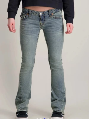 Bootcut jeans i ljusblå denim - Säljer ett par grå blå jeans från true religion! Jätte snygga och endast testade! Slutsålda! Kan tänka mig att gå ner i pris vid snabb affär
