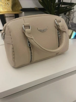 Zadig & Voltaire liknande väska  - Säljer denna Beiga Zadig & Voltaire väska,använt ett par gånger.Jätte snygg väska.💕Köparen står för frakt💕 pris kan diskuteras!