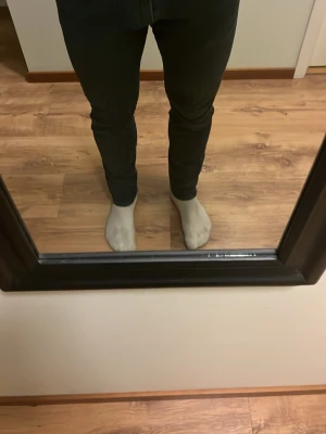 Mörkblåa slim fit jeans - Säljer ett par mörkblåa slim fit jeans med klassisk femficksdesign. Jeansen har en smal passform som sitter tajt längs benen och är perfekta för en stilren look. Materialet är stretchigt för extra komfort och rörelsefrihet.