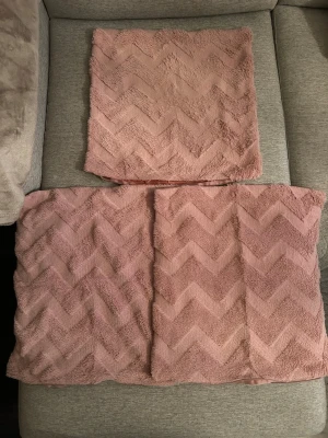 3-pack rosa kuddfodral i mjuk plysch från SHEIN - Tre rosa kuddfodral i mjuk plysch med zickzackmönster på ena sidan och slät yta på andra från SHEIN. Storleken på kuddfodralen är 45x45. 