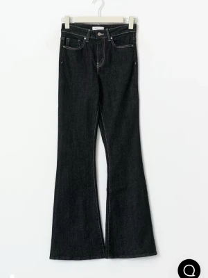 Svarta bootcut jeans med utsvängda ben - 300 kr, slutsålda från gina tricot, strl 36