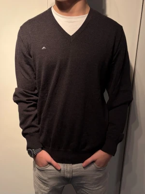 J.Lindeberg V-Neck  - J.Lindbeg V-Neck, i storlek L. Den är perfekt för dig som gillar 2000-tal Vintage🤩