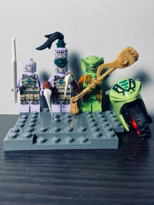 LEGO Ninjago figurer och tillbehör - Säljer ett set med LEGO Ninjago minifigurer. Perfekt för samlare eller Lego och Ninjago intresserade. Figurerna är i bra skick men vissa saknar delar. 