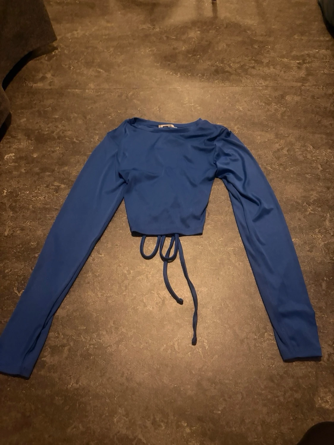 Blå croppad topp med snörning