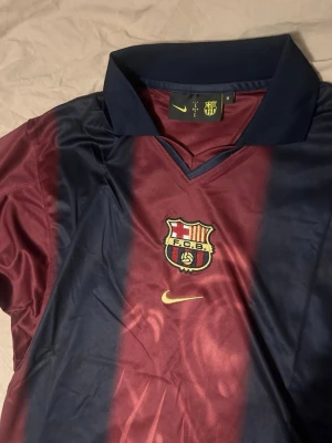 ny Travis Scott Nike FC Barcelona Storlek M Retro Home Jersey Cactus Jack  - storlek M, passar som M och kört lite oversized S eller normal size M. Om du är mellan S-L kommer den passar fantastiskt! Skriv på jag kan skicka direkt 😎~;)