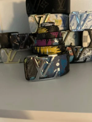 Läder bälte  - En färg glad läder bälte de står 90 men de storlek 105