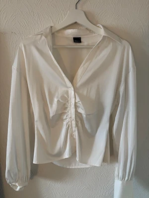 Satinskjorta  - Vit satinskjorta i strl S som ej kommer till användning längre! Tryck gärna på köp nu!💋