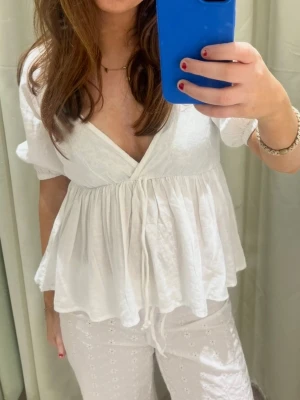 Topp  - Vit topp i linne från Bikbok i strl XS som ej kommer till användning längre! Funkar för strl XS-M skulle jag säga! Tryck gärna på köp nu!💋