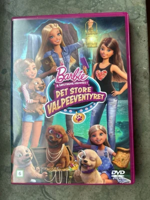 Barbie och hennes systrar i det stora valpäventyret dvd - DVD-film med Barbie och hennes systrar i ett spännande valpäventyr. Perfekt för barn och familjer som älskar äventyr och vänskap.  Finns på språk: Svenska, Danska, Norska, Finska, Engelska, Spanska.  OBS!! skivorna är begagnade så det kan förekomma repor/hairlines på skivorna, men då jag kollar igenom alla filmer jag säljer garanterar jag att alla funkar felfritt om inget annat står! :)