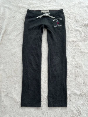 Hollister lågmidjade byxor  - Ett par byxor från Hollister i storlek S. Rakt över midjemått: ca 37cm. Innebenslängd: ca 77cm. Jag fraktar inom 24h, frakt med PostNord prioriteras. Se liknande plagg i min profil!