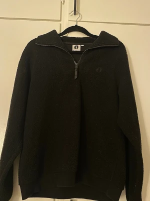 Svart stickad fleece  - Inga defekter 