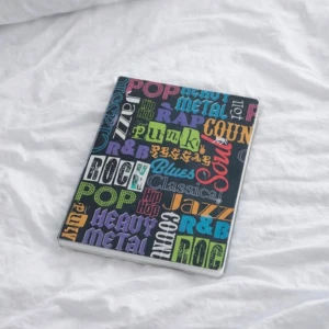 Färgglad kontorspärm med dekorativt tryck - En kontorspärm med dekorativt och färgstarkt tryck. Använd vid ett fåtal tillfällen. Vissa tecken på användning förekommer, vilket framgår av bilderna, men pärmen är i övrigt i gott och fullt fungerande skick. En praktisk och stilfull pärm som passar utmärkt för kontor, skola eller hemmabruk och ger samtidigt en personlig touch till förvaringen. FÖRST TILL KVARN!