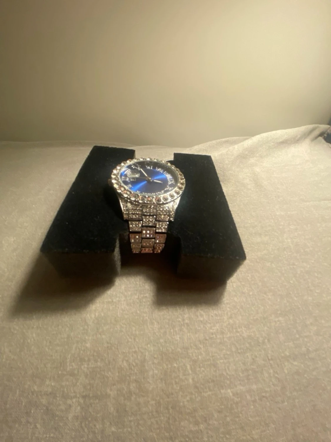 Silverfärgad klocka med blå urtavla - 1