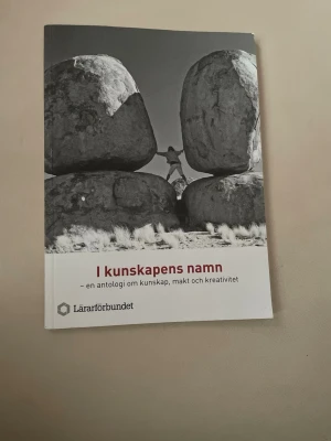 I kunskapens namn antologi - En svartvit bok med titeln 'I kunskapens namn', utgiven av Lärarförbundet. Boken är en antologi om kunskap, makt och kreativitet och har ett omslag med stora stenar och en person mellan dem. Perfekt för dig som gillar tankeväckande texter om skola och samhälle.