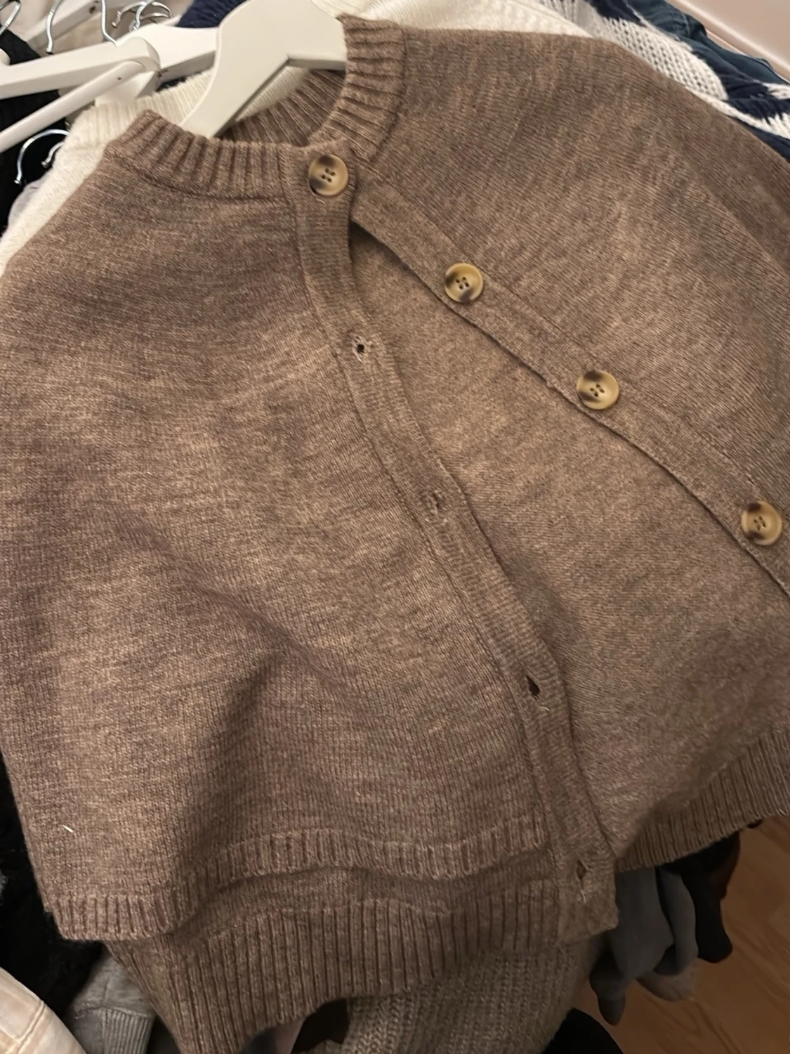 Beige stickad cape-kofta med knappar - 1