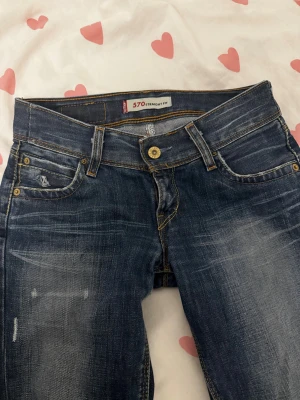 Lågmidjade vintage jeans  - Lågmidjade blåa jeans från Levis, från 2000-tal. Det står att de är straight fit men jag skulle mer säga en relaxed bootcut ish. Inga defekter förutom kanske slitna längst ner vid hälen (sista bilden). 