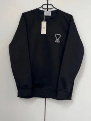 Ami Paris tröja - Svart ami paris tröja, köpt för 1200, HELT oanvänd, helt ny, super bra skick. Pris kan diskuteras vid snabbaffär. Storlek M