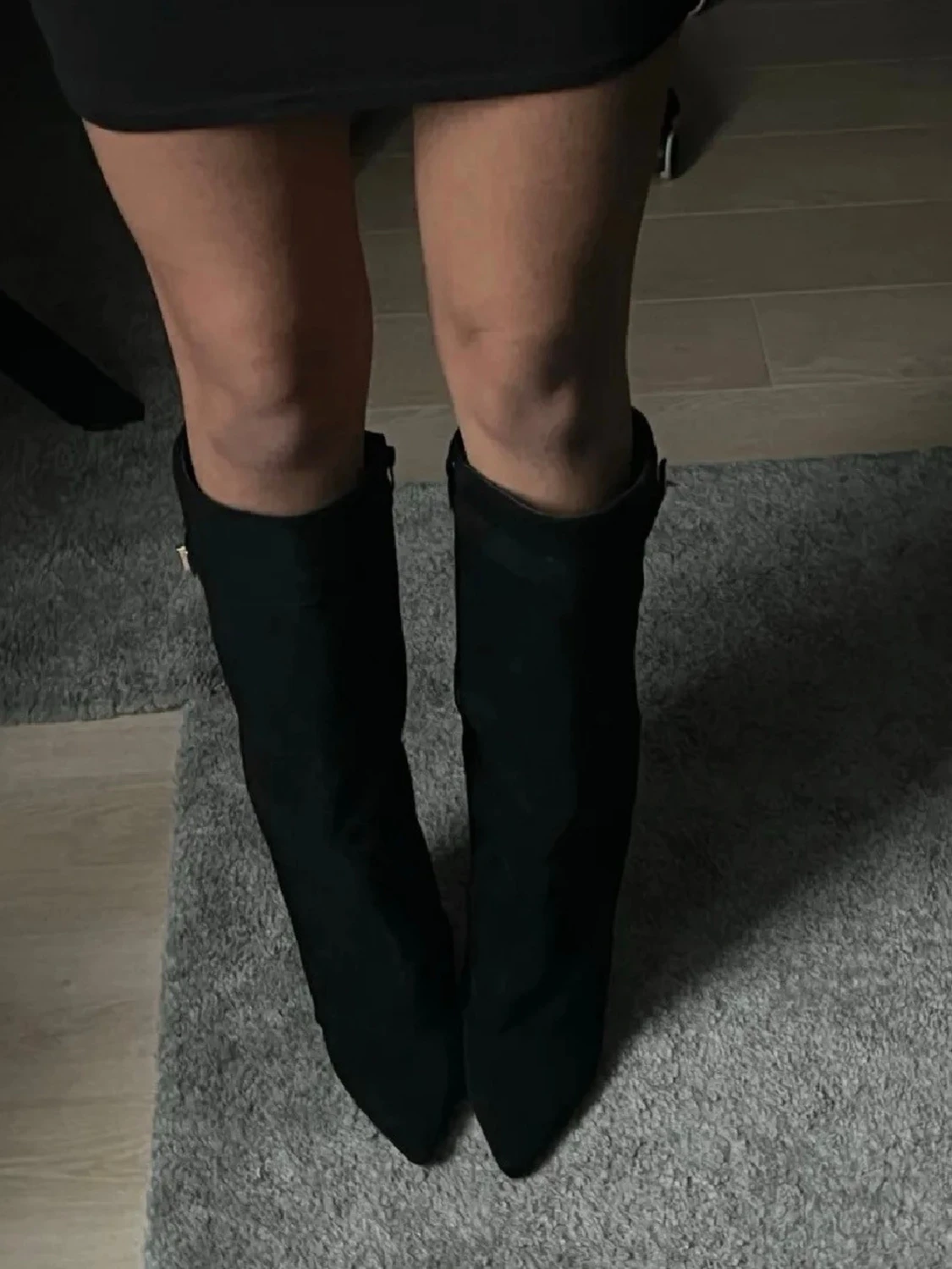 Svarta höga klack stövlar i mocka - 1