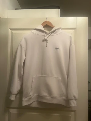 Lacoste Hoodie - Tjena, säljer en snygg Lacoste hoodie i skicket 8,5/10 då snörena är lite noppriga. Annars är tröjan i helhet i mycket bra skick. Tröjan passar S. Priset är 549kr. Kom gärna med prisförslag eller frågor