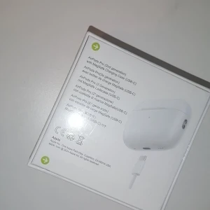 Apple AirPods Pro (2nd gen) USB-C - Säljer ett par AirPods Pro (2:a generationen) som köptes förra året men aldrig använts.  ✔️ Oanvända ✔️ Originalkartong ✔️ Alla tillbehör medföljer ✔️ Full funktion: ANC, transparensläge, adaptivt ljud, spatial audio ✔️ Äkta Apple-produkt ✔️ Garanti finns kvar via Apple (kopplad till serienummer) Nypris: 2499 kr Pris: 2000 kr 💸 1800 kr vid snabb affär denna vecka  Skickas välpaketerat eller möts upp. Skriv om du har frågor.