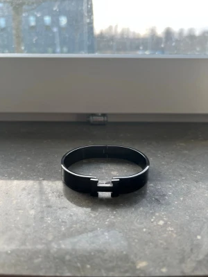 H armband - Tja säljer ett h armband skriv vid frågot eller funderingar 