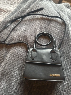 Svart Jacquemus Le Chiquito väska - Snygg svart handväska från spanien- ” Jacquemus i modellen Le Chiquit” . 